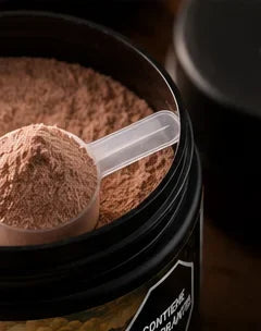 Scoop con polvo de COFFEE WORKOUT dentro del tarro