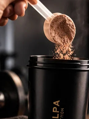 Un scoop de COFFEE WORKOUT cayendo en el vaso mezclador de KALLPA